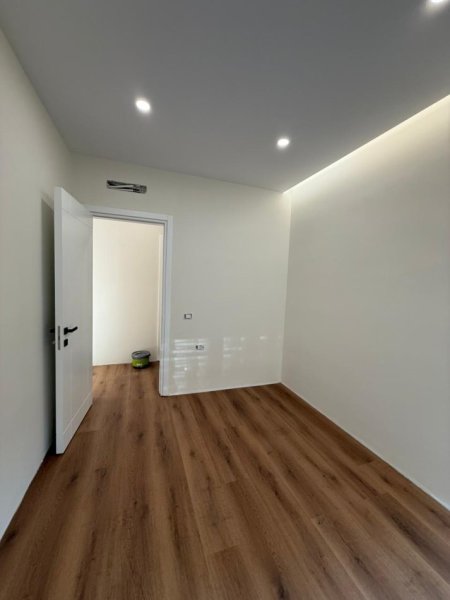Tirane, shitet apartament 2+1+Ballkon Kati 3, 118 m² 330.000 € (Liqeni i Thate)