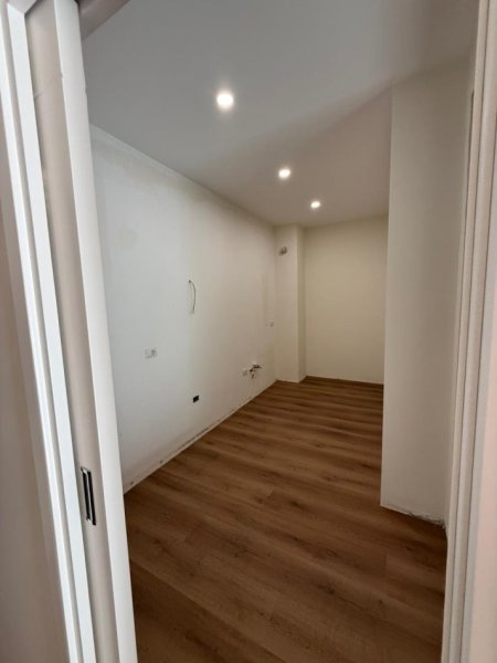 Tirane, shitet apartament 2+1+Ballkon Kati 3, 118 m² 330.000 € (Liqeni i Thate)