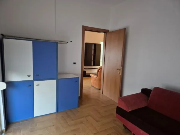 Tirane, jepet me qera apartament 2+1 Kati 2, 90 m² 650 € (Rruga e Kavajes.)