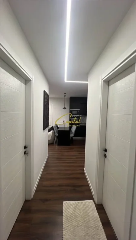 Tirane, jepet me qera apartament 1+1 Kati 1, 55 m² 550 € (5 MAJI)