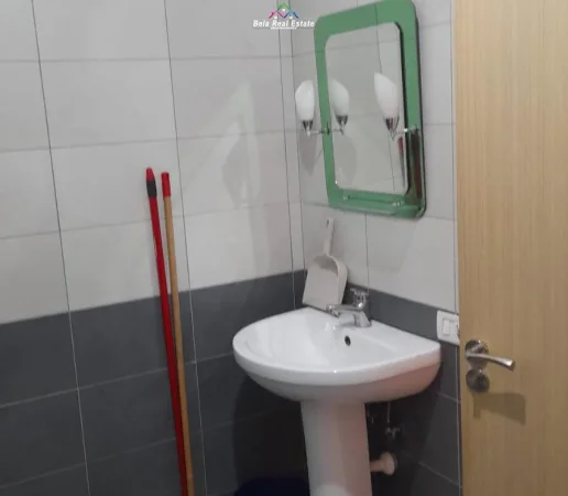 Tirane, jepet me qera apartament 1+1 Kati 7, 70 m² 400 € (Rruga Bedri Karapici)