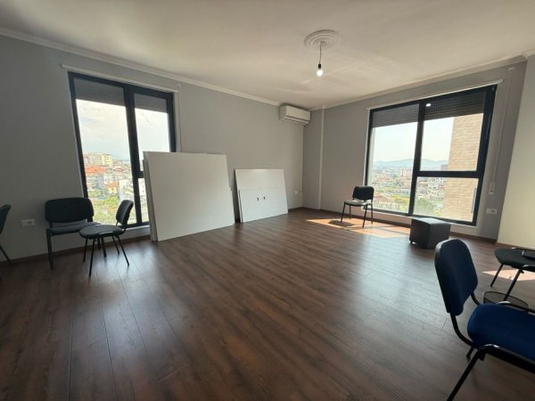 Tirane, jepet me qera zyre Kati 6, 138 m² 700 € (PORCELAN)