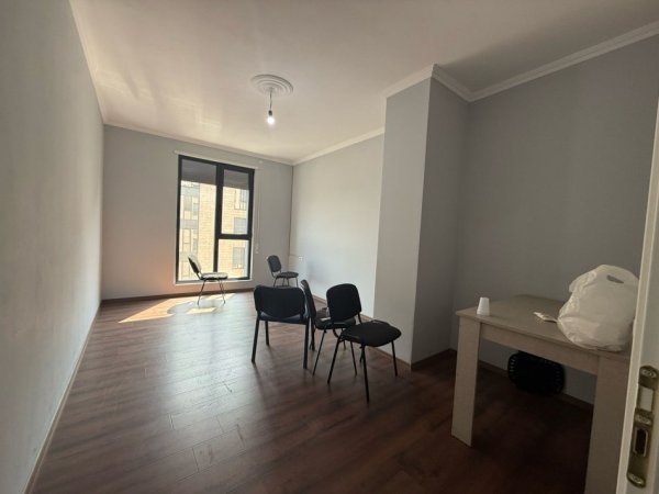Tirane, jepet me qera zyre Kati 6, 138 m² 700 € (PORCELAN)