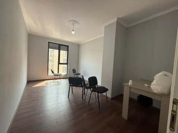 Tirane, jepet me qera zyre Kati 6, 138 m² 700 € (PORCELAN)