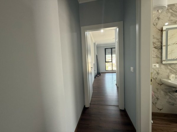 Tirane, jepet me qera zyre Kati 6, 138 m² 700 € (PORCELAN)