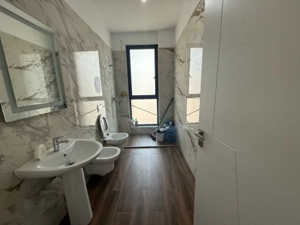 Tirane, jepet me qera zyre Kati 6, 138 m² 700 € (PORCELAN)