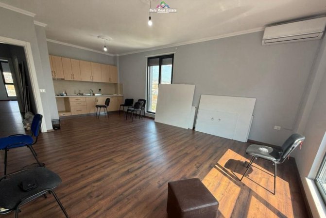 Tirane, jepet me qera zyre Kati 6, 136 m² 700 € (Rruga Xhanfize Keko)