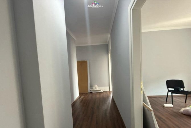 Tirane, jepet me qera zyre Kati 6, 136 m² 700 € (Rruga Xhanfize Keko)