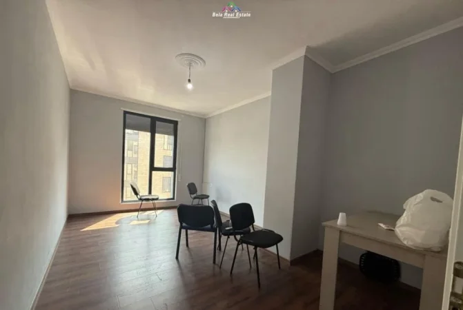 Tirane, jepet me qera zyre Kati 6, 136 m² 700 € (Rruga Xhanfize Keko)