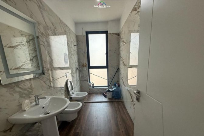 Tirane, jepet me qera zyre Kati 6, 136 m² 700 € (Rruga Xhanfize Keko)