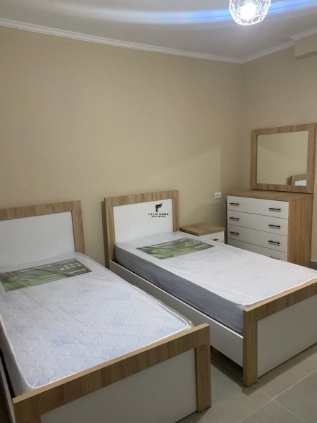 Tirane, jepet me qera apartament 1+1 Kati 1, 60 m² 400 € (LAPRAKE)