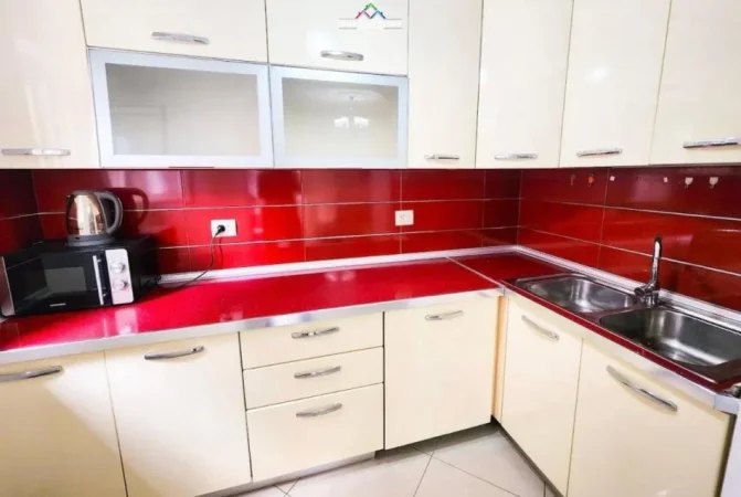 Tirane, jepet me qera apartament 3+1 Kati 2, 100 m² 900 € (Rruga Qemal Stafa)