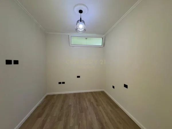 Tirane, shitet apartament 2+1+Ballkon Kati 1, 100 m² 195.000 € (kodra e diellit)