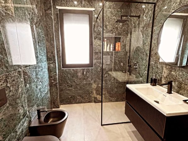 Tirane, shitet apartament 2+1 , 121 m² 369.000 € 