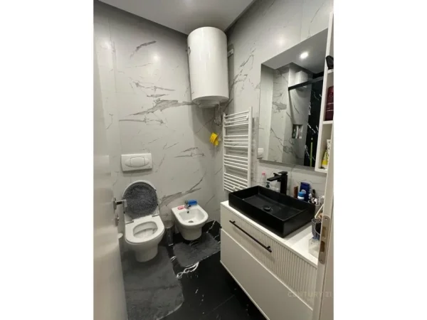 Tirane, jepet me qera apartament 1+1+Ballkon Kati 2, 65 m² 650 € (Kompleksi Magnet, 21 Dhjetori)