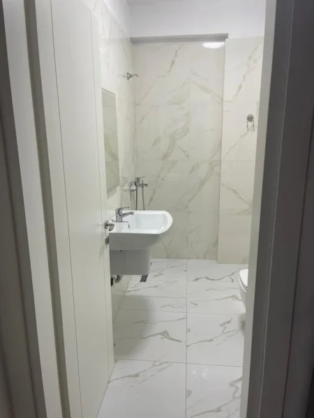 Tirane, jepet me qera apartament 1+1 Kati 3, 500 € (Residenca Fz Liqeni Thate)