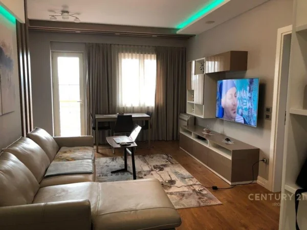 Tirane, jepet me qera apartament 1+1+Ballkon Kati 8, 65 m² 650 € (Ish-Parku, Rezidenca Alba!)