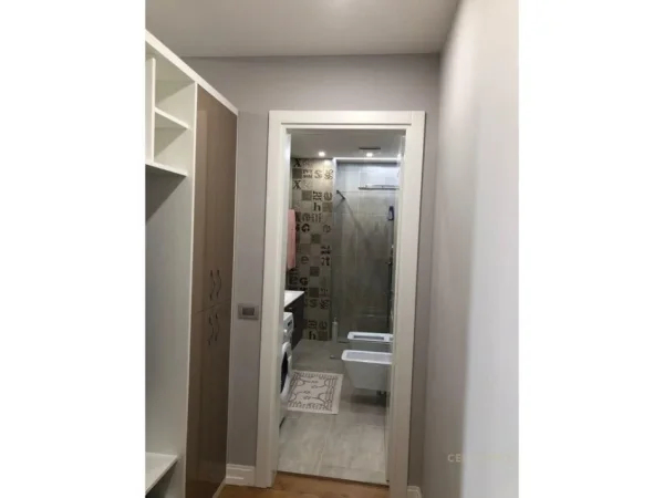Tirane, jepet me qera apartament 1+1+Ballkon Kati 8, 65 m² 650 € (Ish-Parku, Rezidenca Alba!)