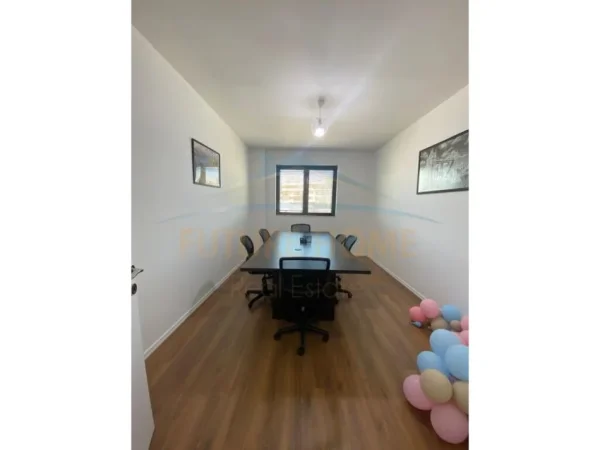 Tirane, jepet me qera apartament 2+1+Ballkon Kati 5, 130 m² 600 € (Unaza e re)