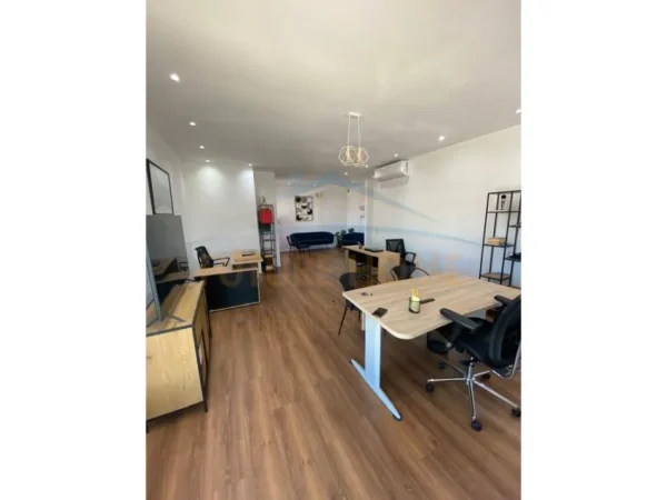 Tirane, jepet me qera apartament 2+1+Ballkon Kati 5, 130 m² 600 € (Unaza e re)