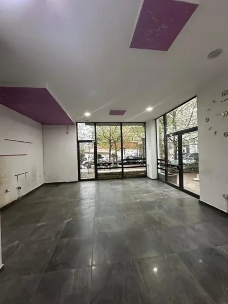 Tirane, shitet lokal Kati 0, 53 m² 135.000 € (Prane rrethit te Astirit)
