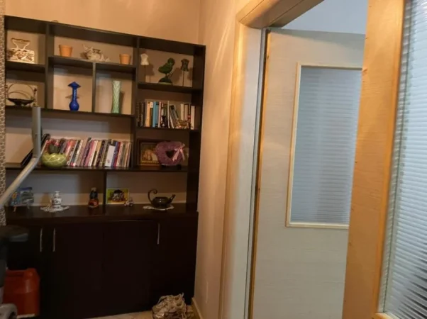 Tirane, jepet me qera apartament 2+1+Aneks+Ballkon Kati 2, 160 m² 800 € (Afer pallatit me Shigjeta)