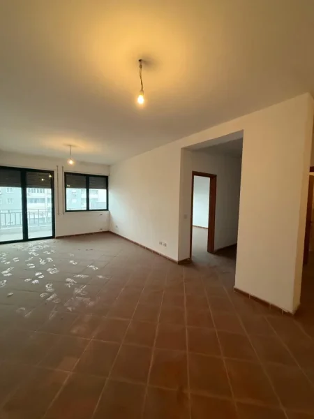 Tirane, shitet apartament 2+1+Ballkon Kati 3, 133 m² 230.000 € (Mbikalimi i Komunes Parisit)