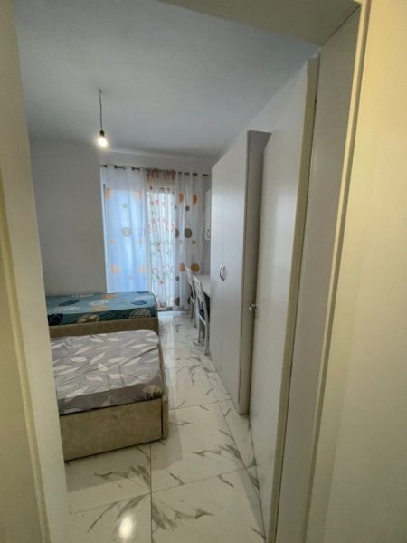 Tirane, jap me qera Ulliri kamez 2+1+2 I mobiluar 450 €