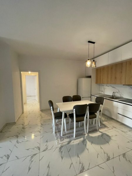 Tirane, jap me qera Ulliri kamez 2+1+2 I mobiluar 450 €