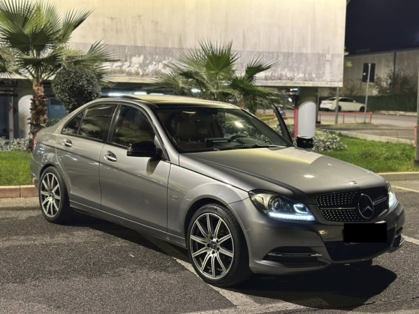 Tirane, shitet makine Mercedes Benz C class