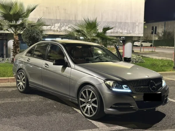 Tirane, shitet makine Mercedes Benz C class