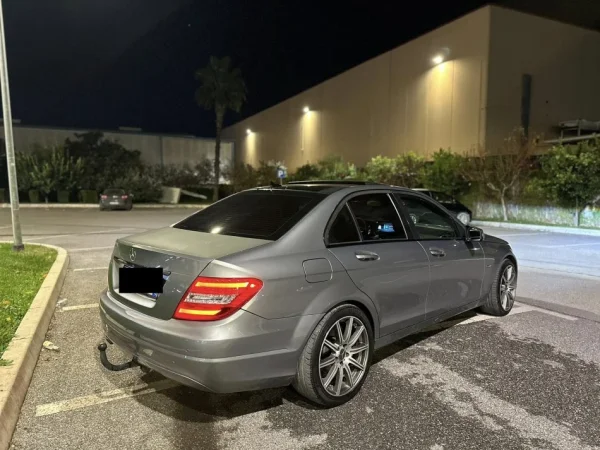 Tirane, shitet makine Mercedes Benz C class