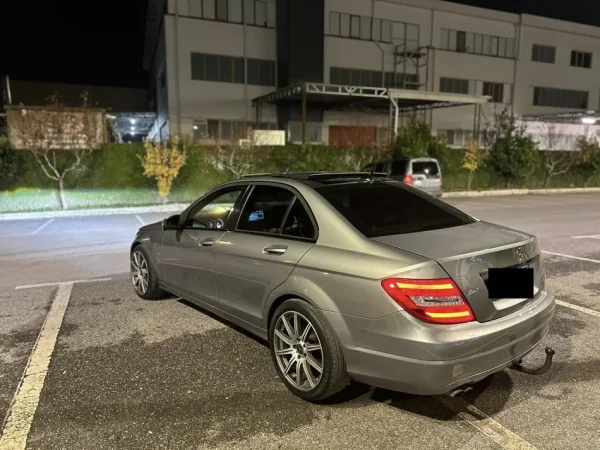 Tirane, shitet makine Mercedes Benz C class