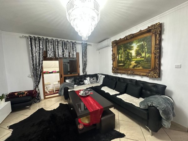 Tirane, shitet apartament 2+1+Ballkon Kati 3, 73 m² 160.000 € (Globe, Rruga e Kavajes)