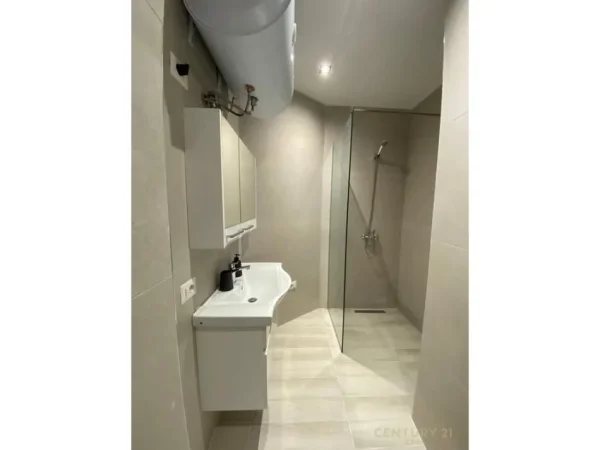Tirane, jepet me qera apartament 2+1+Ballkon Kati 1, 75 m² 700 € (21 dhjetori)