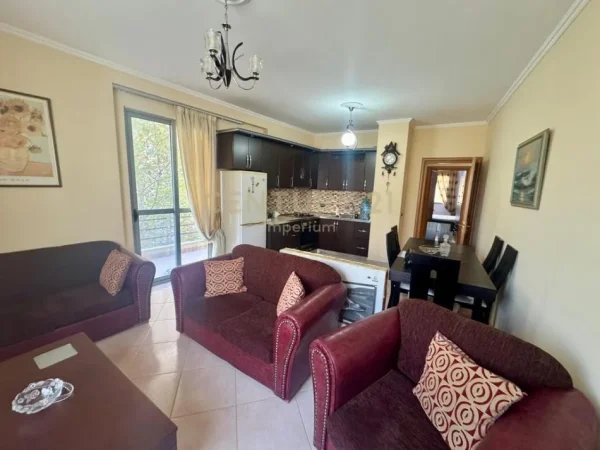 Tirane, jepet me qera apartament 2+1+Ballkon Kati 2, 104 m² 450 € (misto mame)