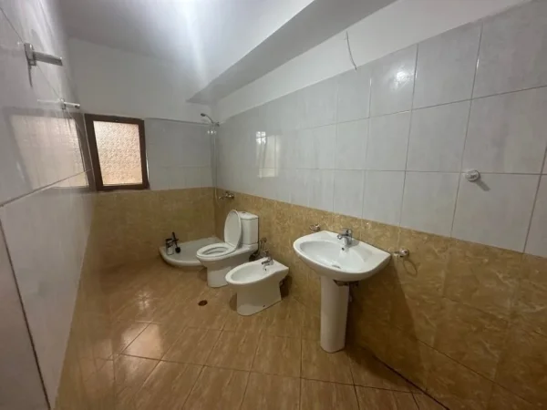 Tirane, jepet me qera apartament 2+1+Ballkon Kati 2, 130 m² 450 € (bulevardi ri)
