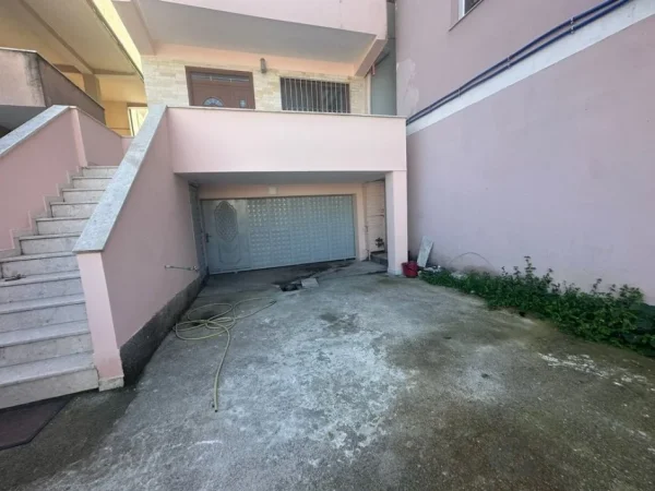 Tirane, jepet me qera apartament 2+1+Ballkon Kati 2, 130 m² 450 € (bulevardi ri)