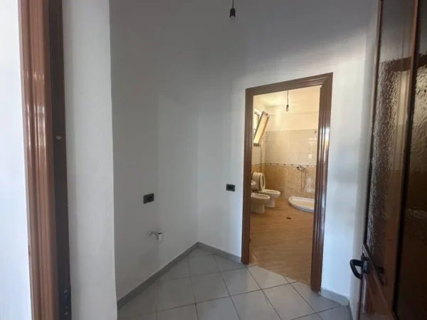 Tirane, jepet me qera apartament 2+1+Ballkon Kati 2, 130 m² 450 € (bulevardi ri)