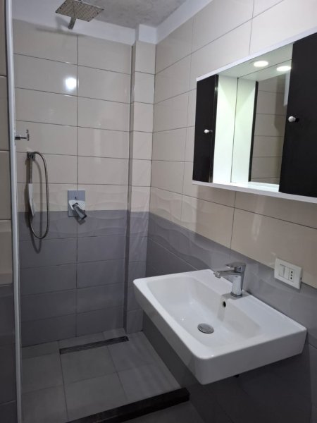 Tirane, jepet me qera apartament 1+1 Kati 3, 70 m² 350 € (Prane Motel Gaxherrit, Fresk, Tirane.)