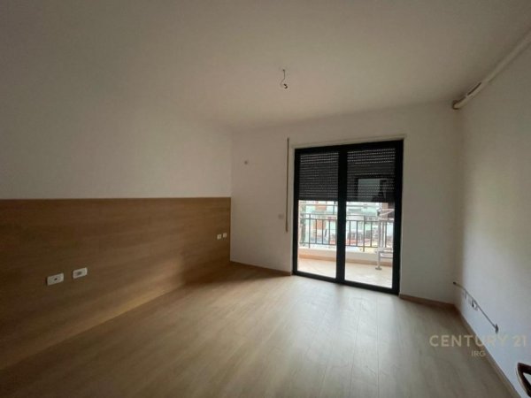 Tirane, shes apartament 2+1 Kati 4, 130 m² 250.000 € (Komuna e Parisit)