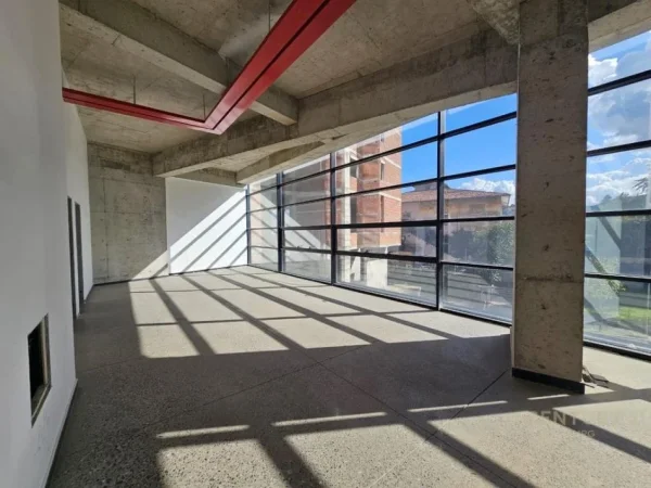 Tirane, jepet me qera ambjent biznesi Kati 10, 4.500 m² 50.000 € (Pallati me Shigjeta)