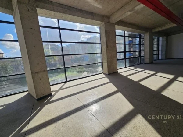 Tirane, jepet me qera ambjent biznesi Kati 10, 4.500 m² 50.000 € (Pallati me Shigjeta)
