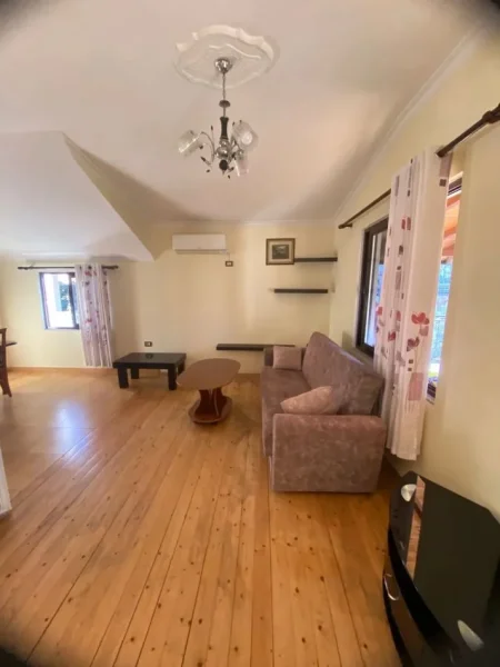 Tirane, jepet me qera Vile 2+1 Kati 3, 100 m² 450 € (Rruga e Elbasanit)