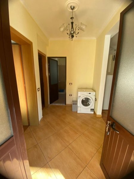 Tirane, jepet me qera Vile 2+1 Kati 3, 100 m² 450 € (Rruga e Elbasanit)