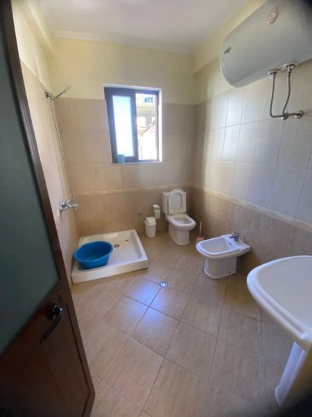 Tirane, jepet me qera Vile 2+1 Kati 3, 100 m² 450 € (Rruga e Elbasanit)