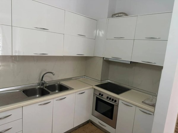 Tirane, jepet me qera apartament 1+1 Kati 4, 70 m² 500 € (Yzberisht)