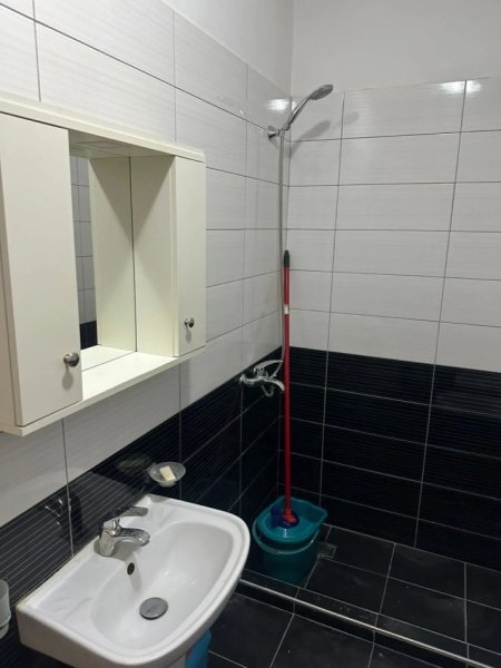 Tirane, jepet me qera apartament 1+1 Kati 4, 70 m² 500 € (Yzberisht)