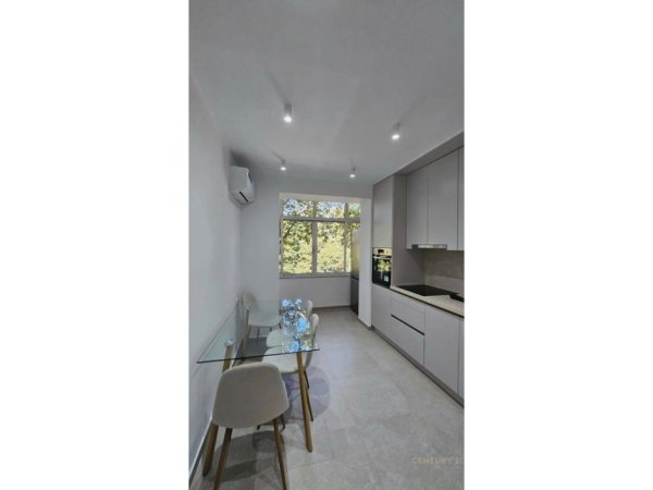Tirane, jepet me qera apartament 1+1 Kati 3, 66 m² 650 € (Bulevardi Bajram curri)