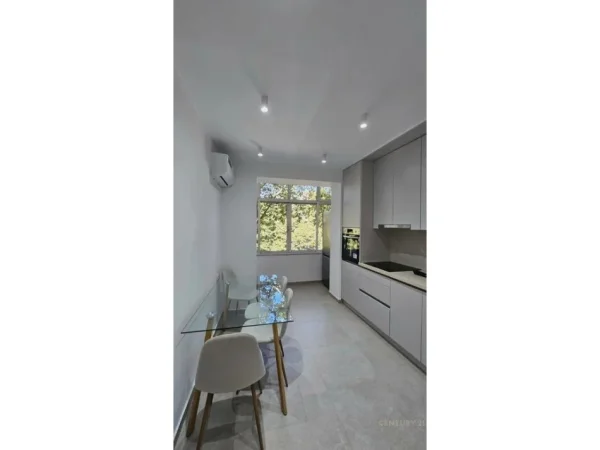 Tirane, jepet me qera apartament 1+1 Kati 3, 66 m² 650 € (Bulevardi Bajram curri)